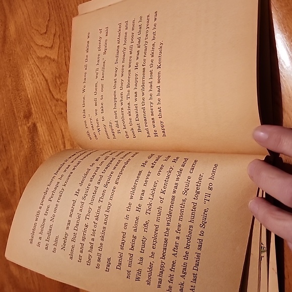 Daniel Boone Softcover Book - Picture 7 of 8